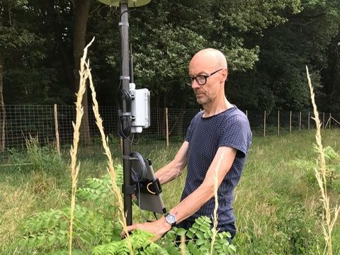 Jan Fock bezig met de registratie van het plantgoed2 - Elly Janmaat