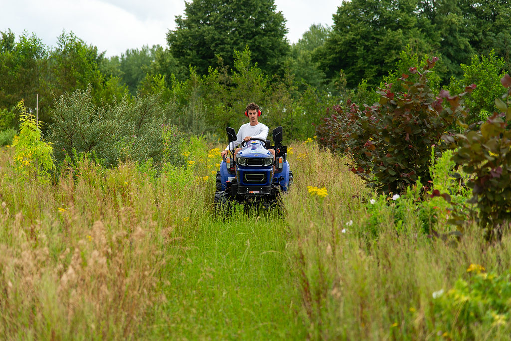 Tractor rijdt door agrarisch voedselbos